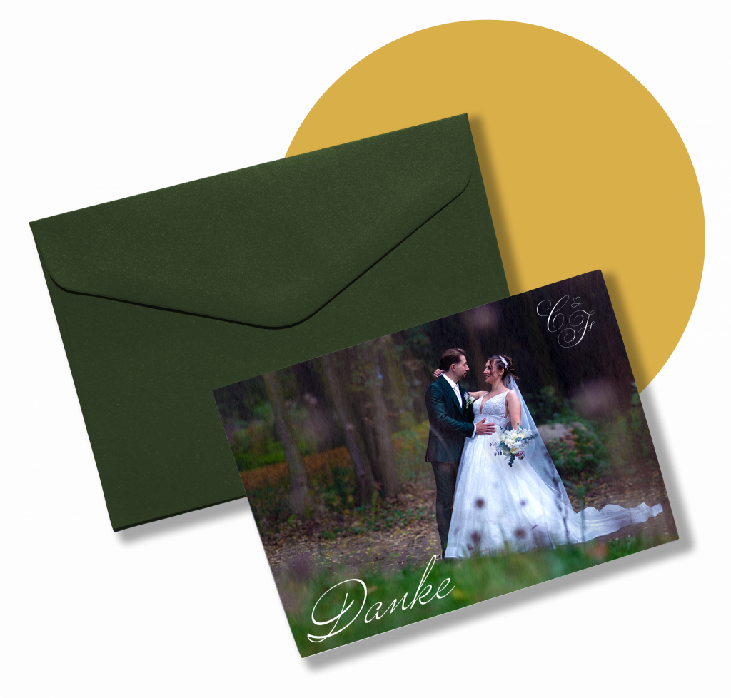 Mockup einer Dankeskarte von einer Hochzeit mit einem Foto in der Natur eines Brautpaares dazu ein grüner Briefumschlag und gelber Kreis im Hintergrund als Gestaltungselement | Kremer Signature Design