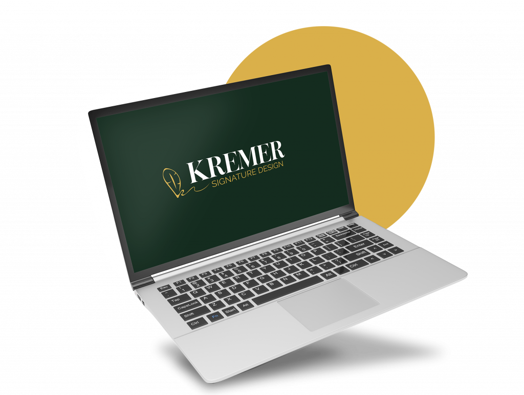 Mockup in einem schiefstehenden Laptop worauf eine Startfolie einer Präsentation zu sehen ist die eine dunekelgrüne Hintergrundfarbe hat und darauf das Logo von Kremer Signature Design zentriert platziert ist dazu ein gelber Kreis im Hintergrund als Gestaltungselement | Kremer Signature Design