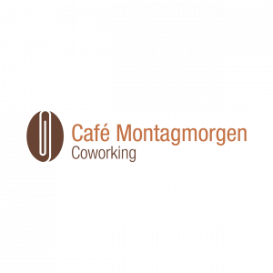 Logodesign für ein Café namens "Café Monagmorgen Coworking". Dabei bildet die braune Bildmarke die Form einer Kaffeebohne worin eine Büroklammer eingestanzt ist. Rchts daneben steht in groß "Café Montagmorgen", welches in einem Orangebraun ist. Und darunter "Coworking" in braun. | Kremer Signature Design