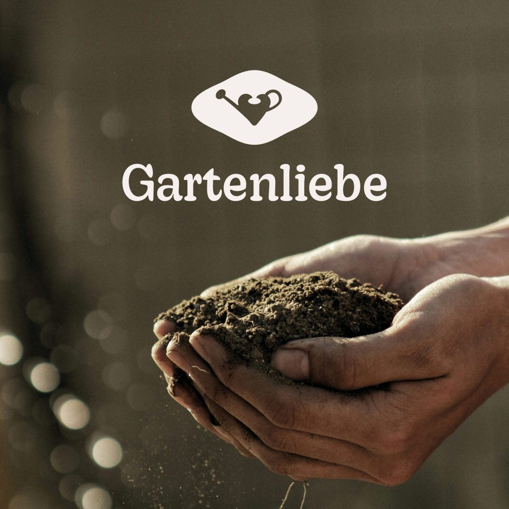 Bild von Händen die Erde halten, symbolisieren Gartenarbeit. Oben steht das Logo von Gartenliebe | Kremer Signature Design