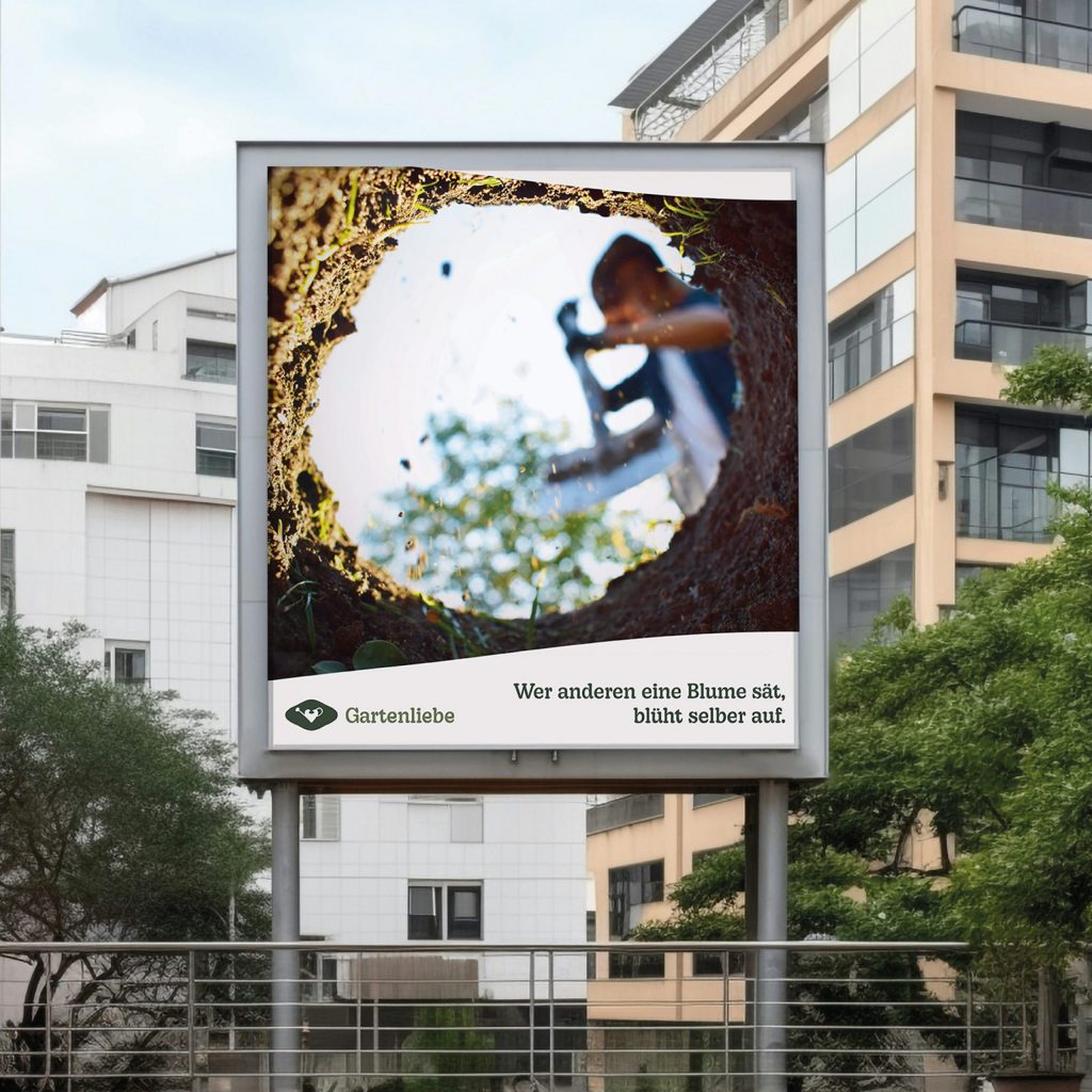 Plakatdesign für Gartenliebe: Bild von unten aufgenommen aus einem Loch heraus und ein Gärtner buddelt gerade bzw. betreibt Gartenarbeit. Links unten ist das Logo und der Satz: "Wer anderen eine Blume sät, blüht selber auf.". Das Bild wird von organischen Formen umrahmt. | Kremer Signature Design