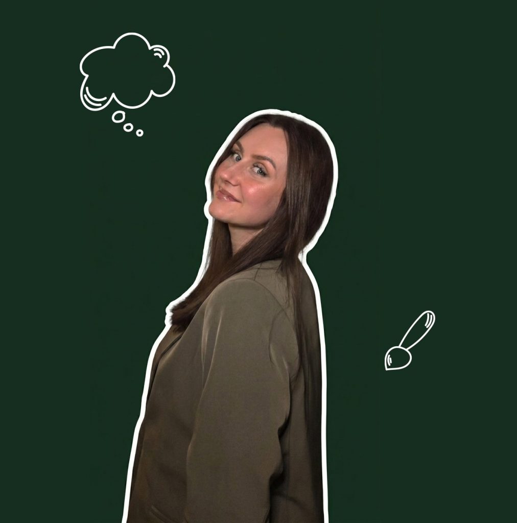 Ein Bild von Christina auf dunkelgrünem Hintergrund | Kremer Signature Design