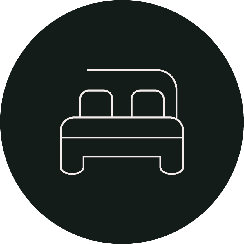 Social Media Highlight Icon für Hotel darauf zu sehen ist ein Bett auf einem dunkelgrünem Kreis. | Kremer Signature Design