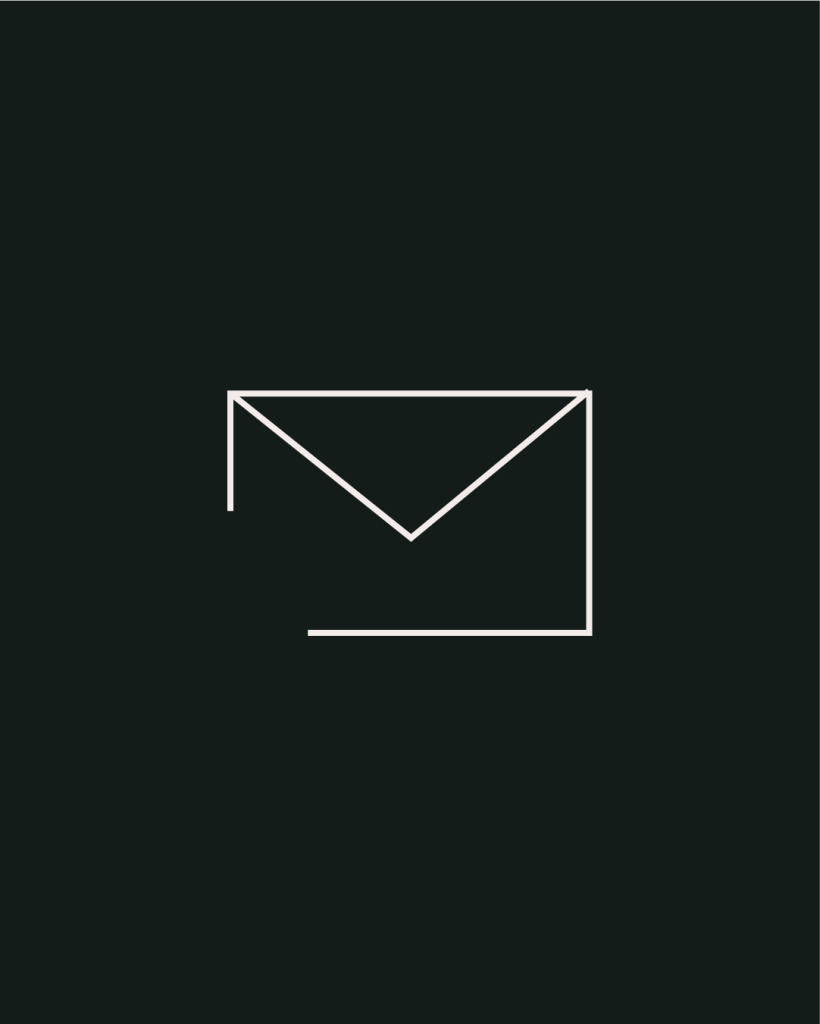 Icon-Darstellung auf dunkelgrünem Hintergrund darauf ein Briefumschlag mit einer geöffneten Seite als Gestaltungsmerkmal. | Kremer Signature Design