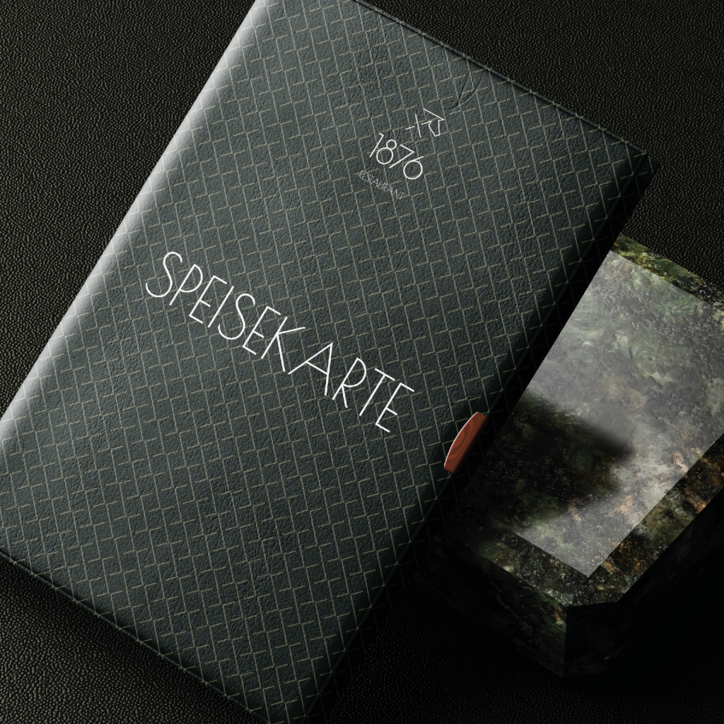 1876 Restaurant und Sittardsberg Hotel Mockup-Darstellung einer Speisekarte worauf das dunkle Musterdesign präsentiert wird und das Logo des Restaurants in einer Dunkelgrünen Anmutung. | Kremer Signature Design