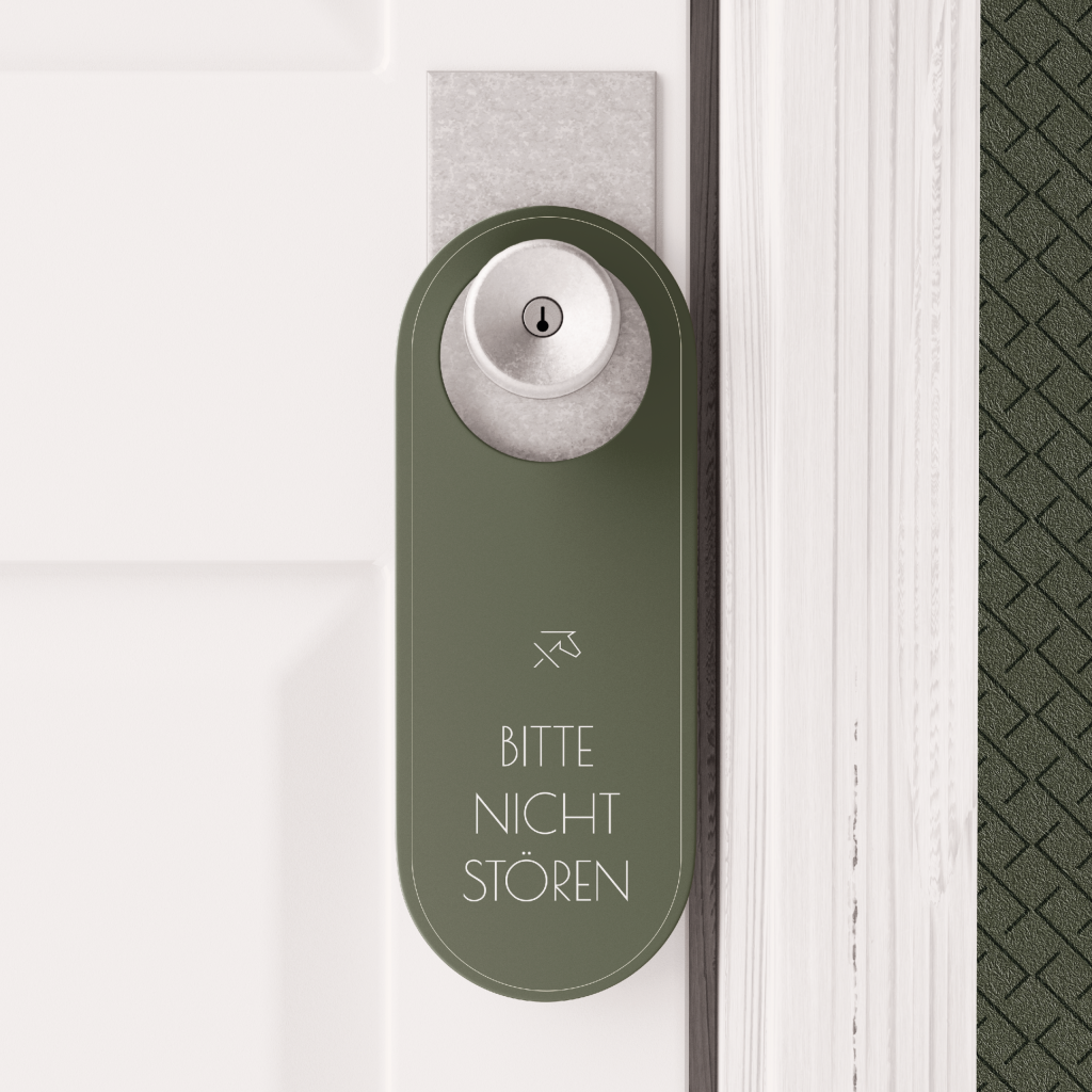 1876 Restaurant und Sittardsberg Hotel Mockup-Darstellung einer Türanhängers für ein Hotel, worauf die Bildmarke des Brand Design für das Hotel Sittardsberg platziert ist und "Bitte nicht stören". | Kremer Signature Design